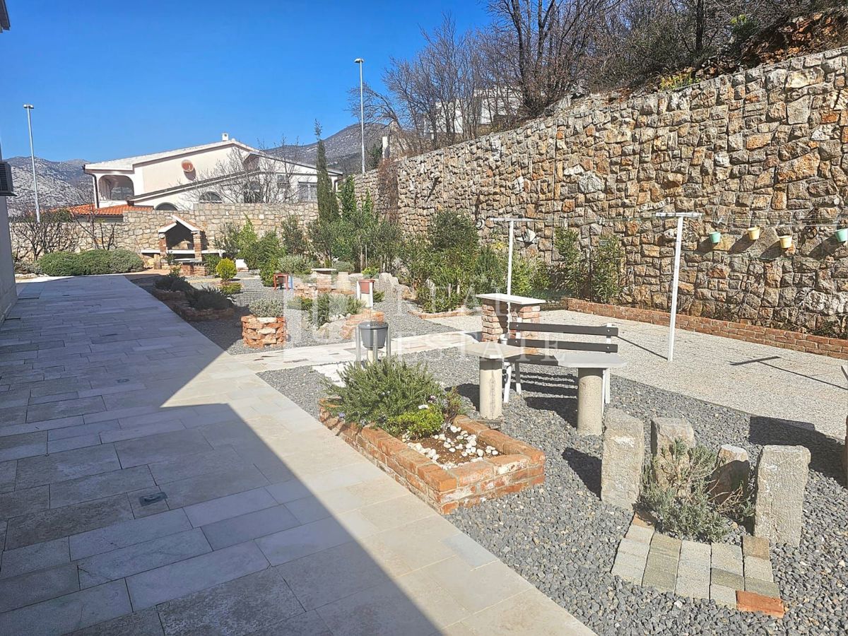 KLENOVICA - casa con appartamenti a 200 metri dal mare