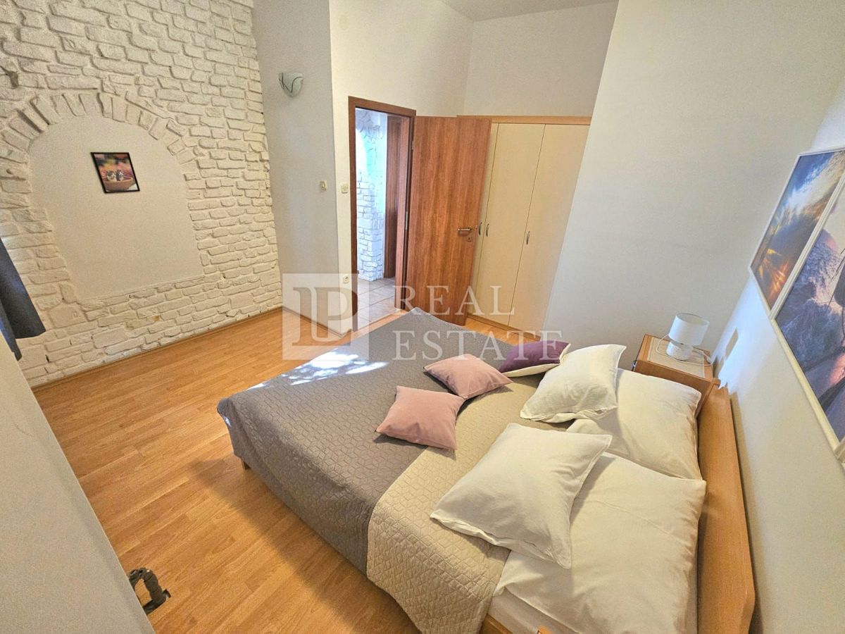 KLENOVICA - casa con appartamenti a 200 metri dal mare