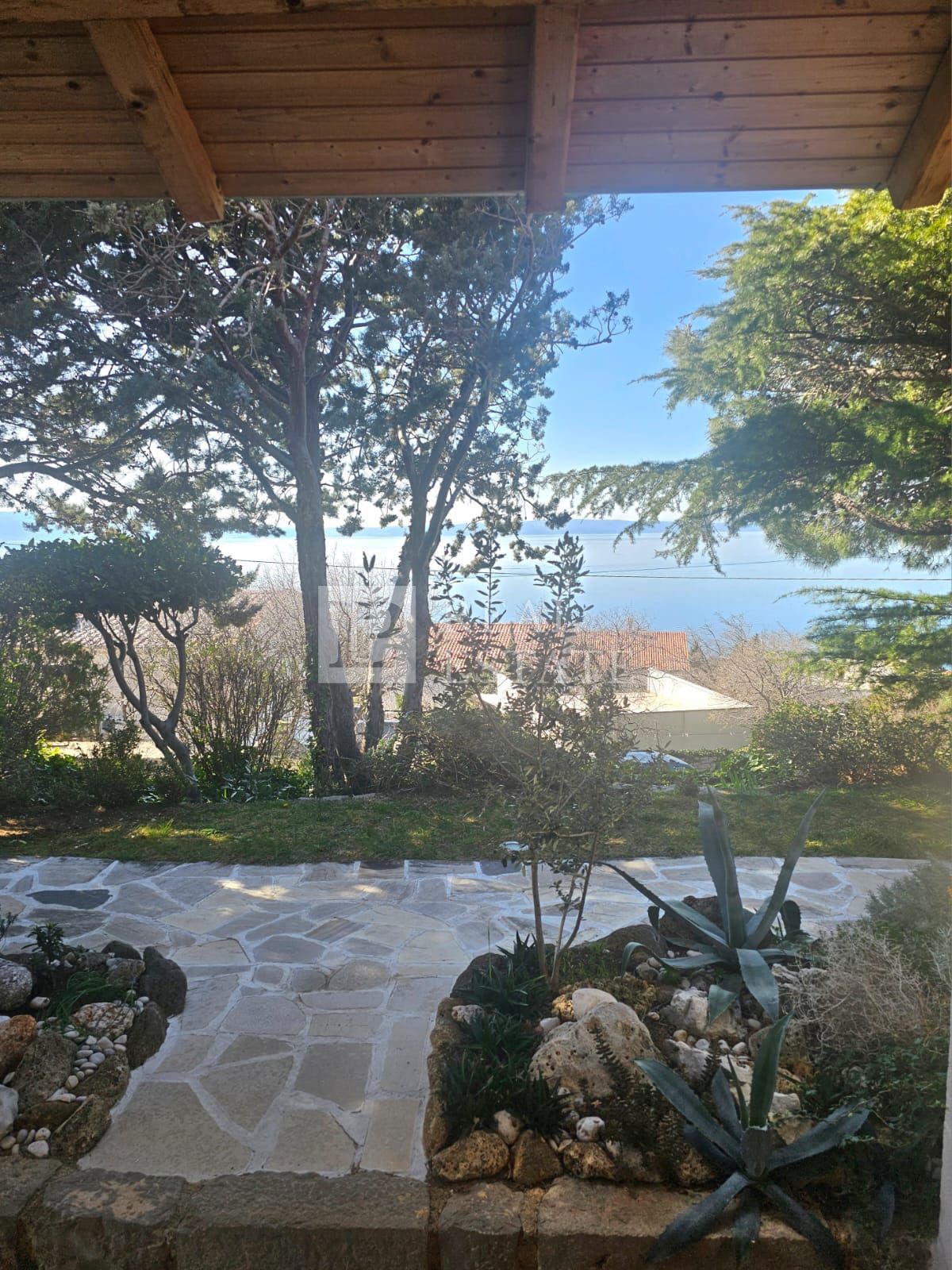 KLENOVICA - casa con appartamenti a 200 metri dal mare