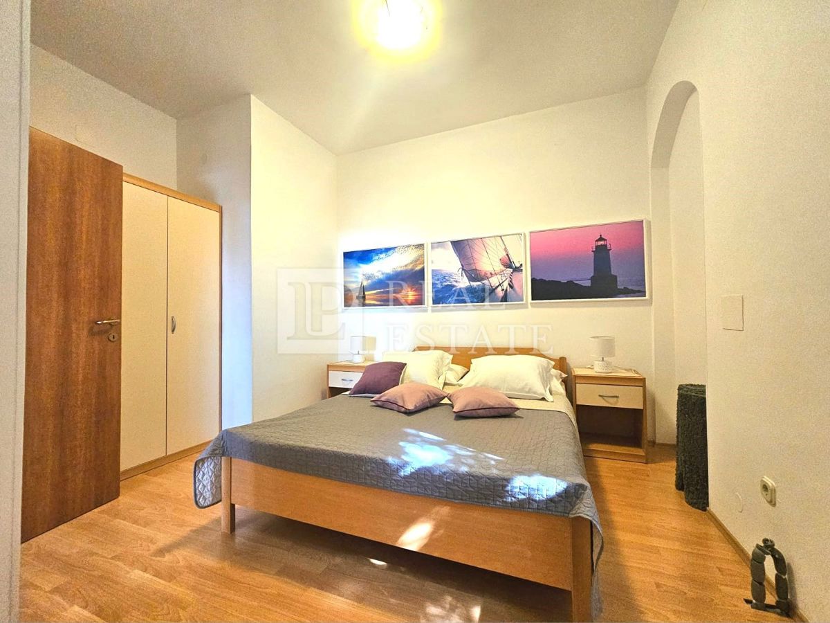 KLENOVICA - casa con appartamenti a 200 metri dal mare
