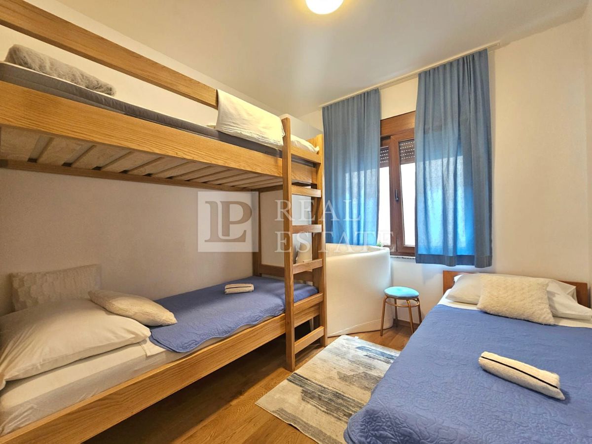 CRIKVENICA - VENDITA ESCLUSIVA - grazioso appartamento con terrazza e parcheggio privato