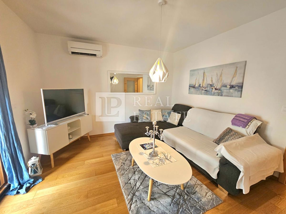 CRIKVENICA - VENDITA ESCLUSIVA - grazioso appartamento con terrazza e parcheggio privato