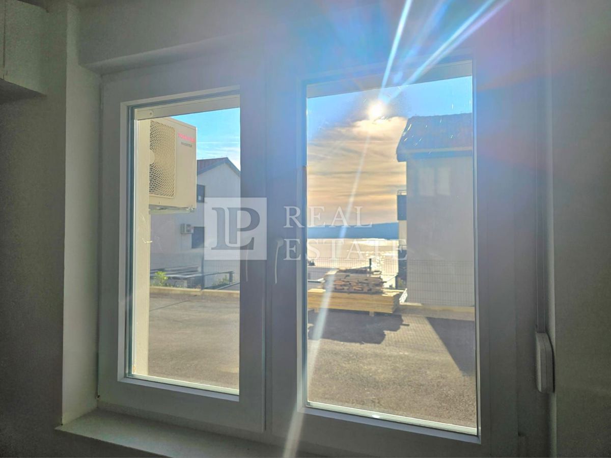 CRIKVENICA - nuovo edificio con vista mare (2 camere da letto + soggiorno)