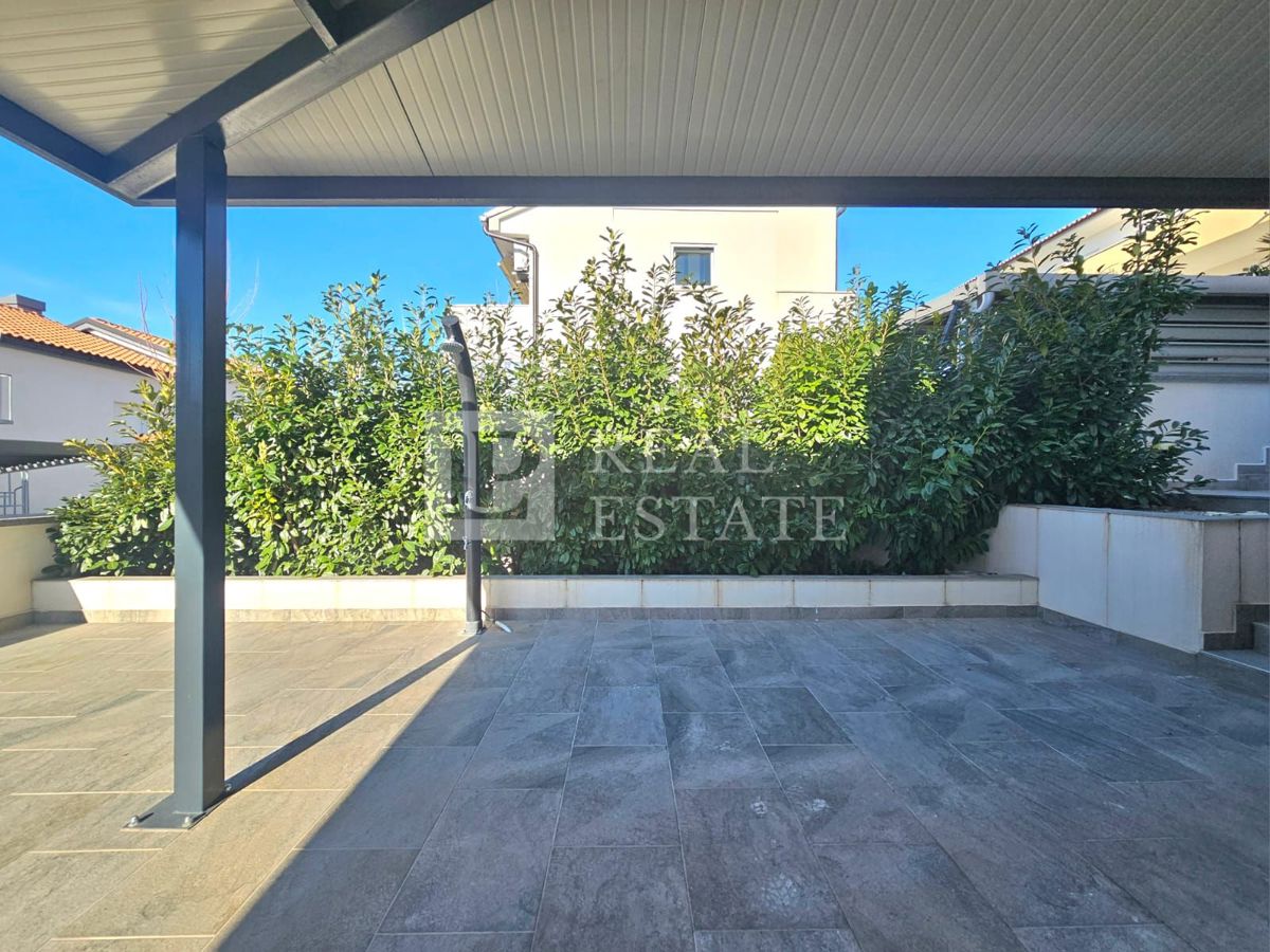 CRIKVENICA - appartamento in un nuovo edificio con terrazza privata di 125 m2