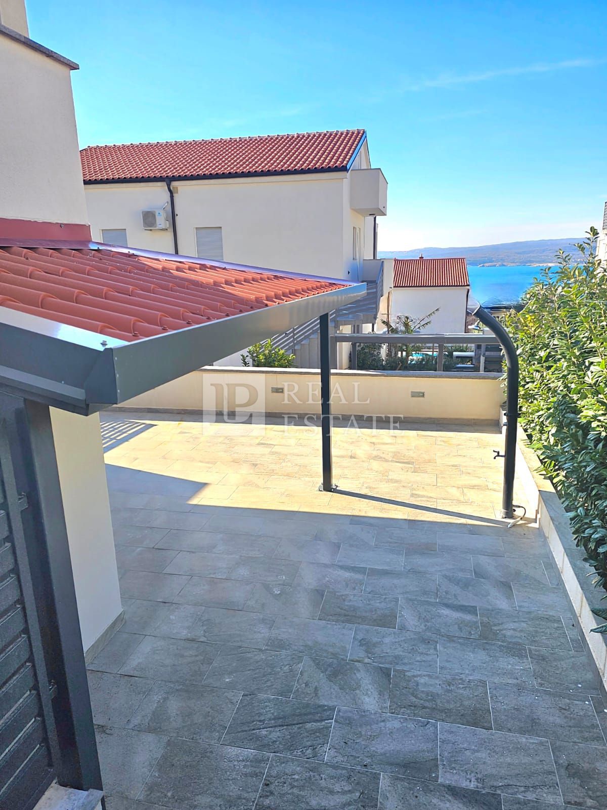 CRIKVENICA - appartamento in un nuovo edificio con terrazza privata di 125 m2