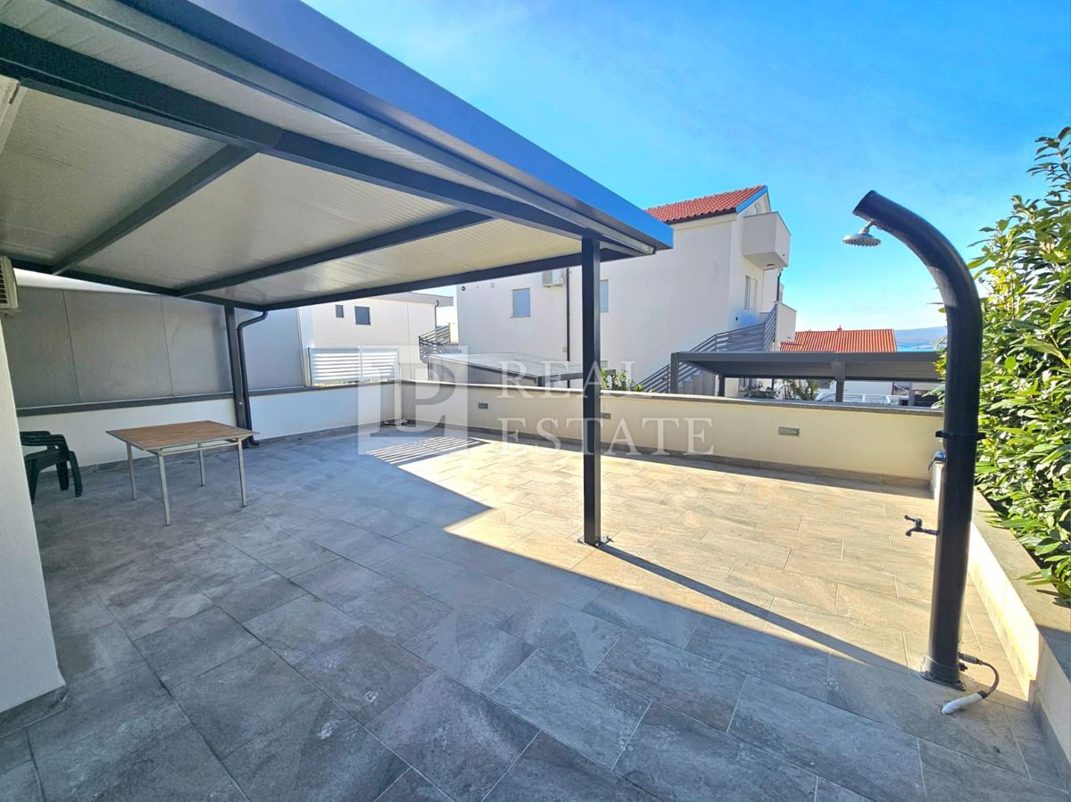 CRIKVENICA - appartamento in un nuovo edificio con terrazza privata di 125 m2