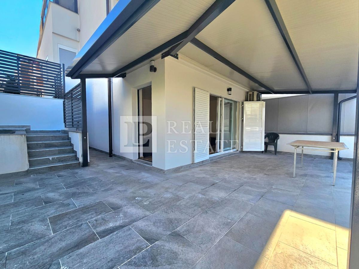 CRIKVENICA - appartamento in un nuovo edificio con terrazza privata di 125 m2