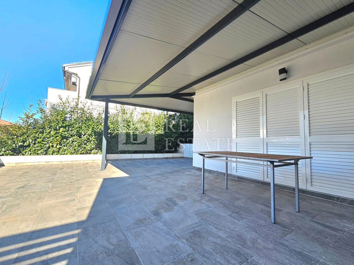 CRIKVENICA - appartamento in un nuovo edificio con terrazza privata di 125 m2
