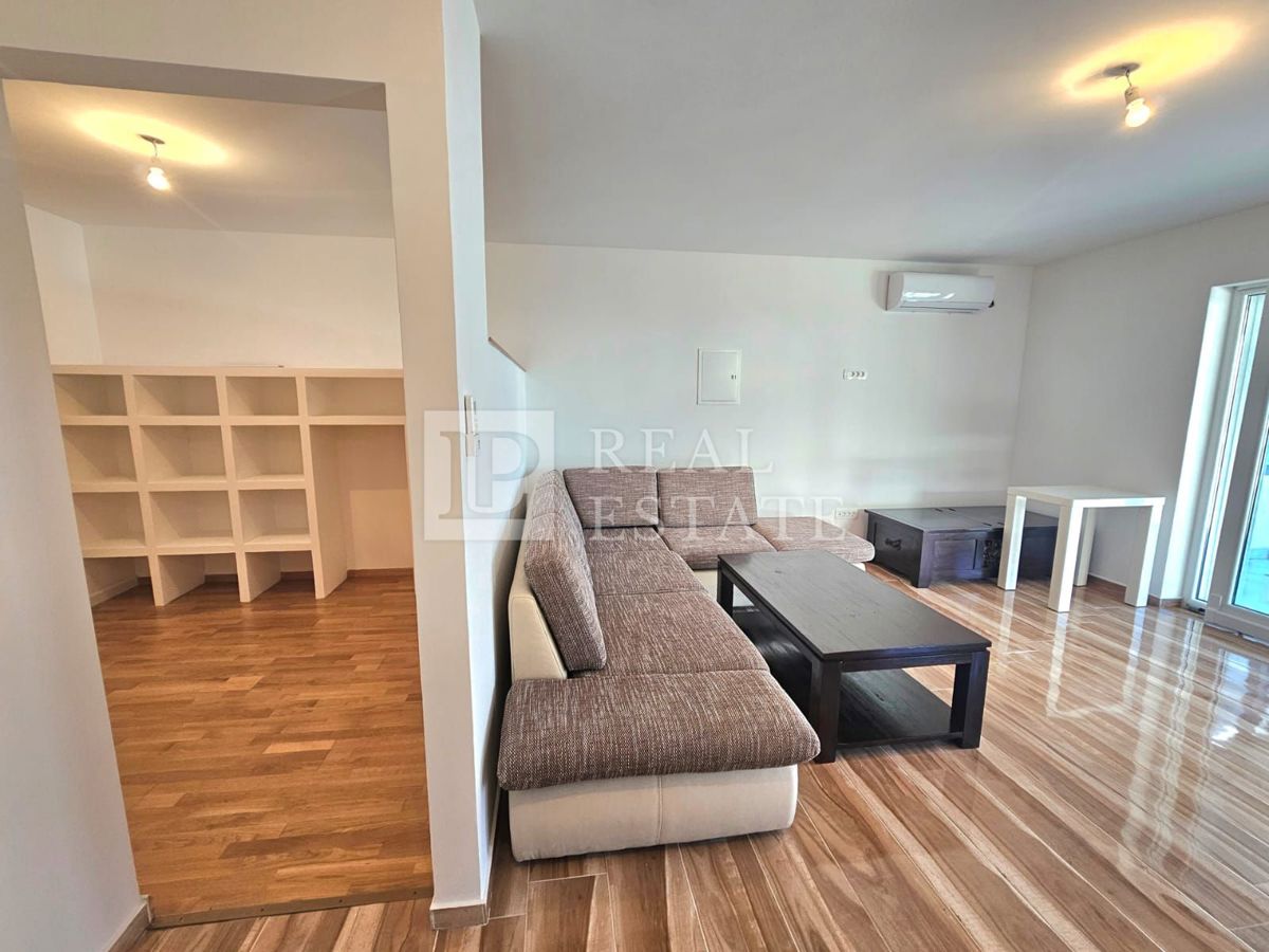 CRIKVENICA - appartamento in un nuovo edificio con terrazza privata di 125 m2