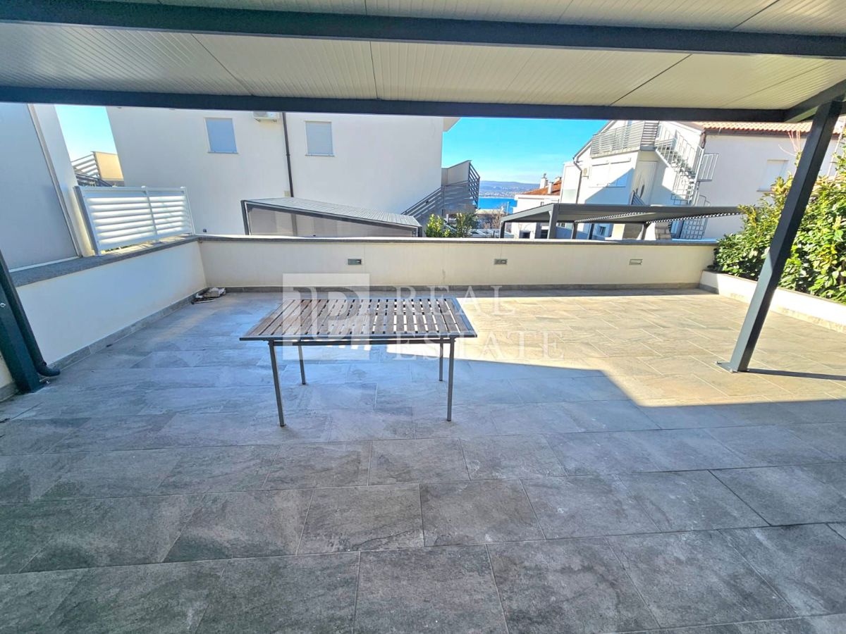 CRIKVENICA - appartamento in un nuovo edificio con terrazza privata di 125 m2