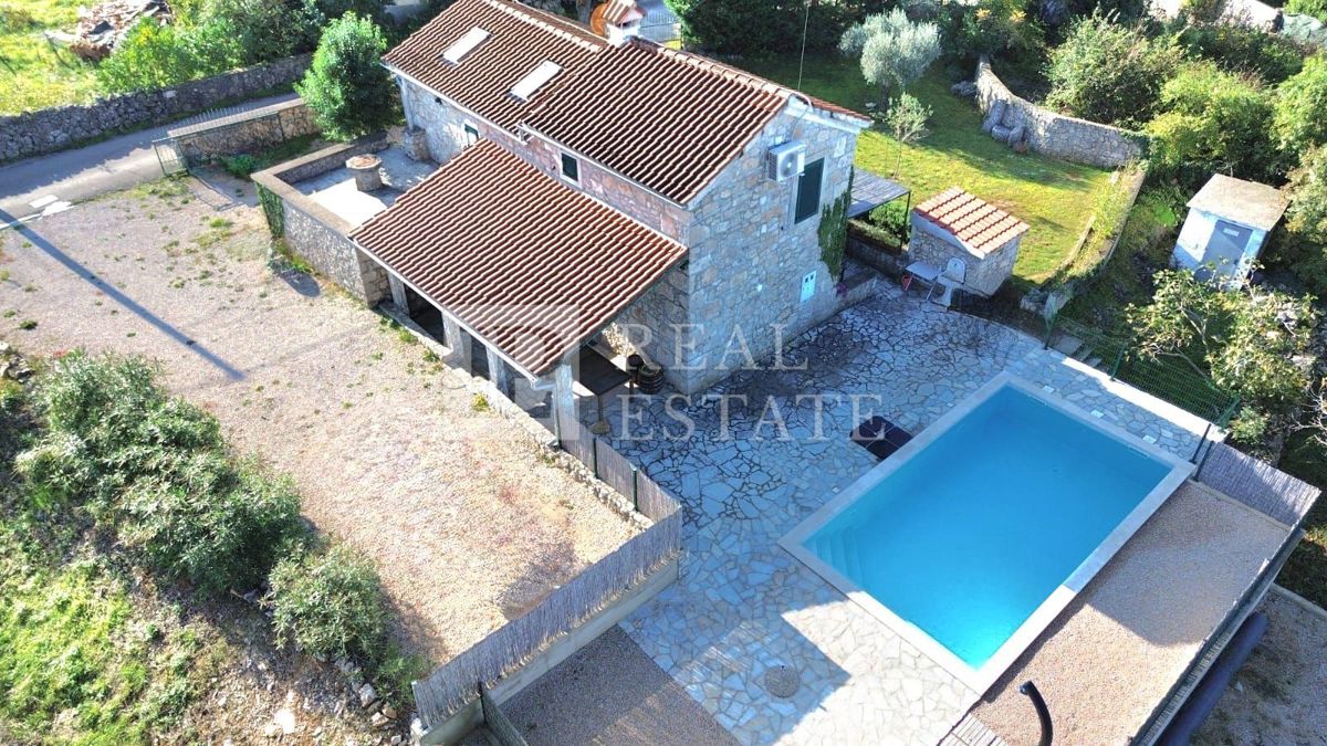 ISOLA DI KRK, DINTORNI DI MALINSKA - casa autoctona in pietra su un terreno con piscina