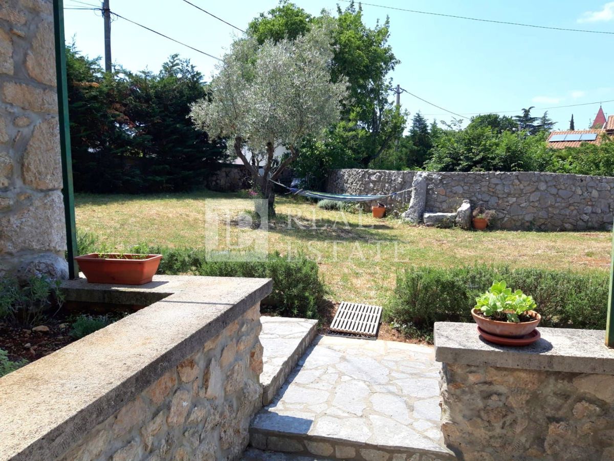 ISOLA DI KRK, DINTORNI DI MALINSKA - casa autoctona in pietra su un terreno con piscina