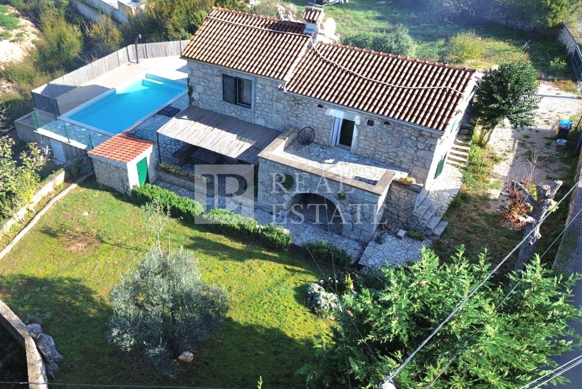 ISOLA DI KRK, DINTORNI DI MALINSKA - casa autoctona in pietra su un terreno con piscina