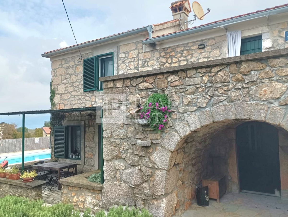 ISOLA DI KRK, DINTORNI DI MALINSKA - casa autoctona in pietra su un terreno con piscina