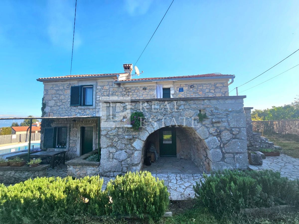 ISOLA DI KRK, DINTORNI DI MALINSKA - casa autoctona in pietra su un terreno con piscina