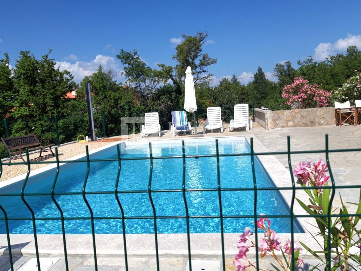 ISOLA DI KRK, DINTORNI DI MALINSKA - casa autoctona in pietra su un terreno con piscina