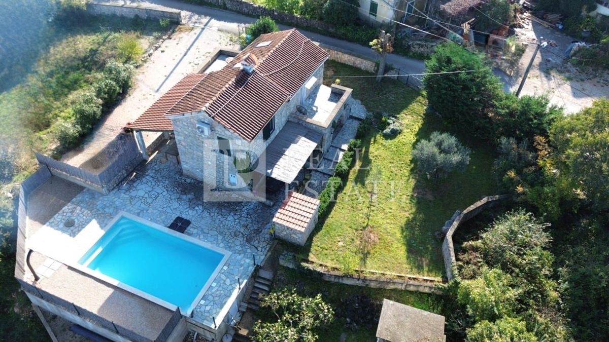 ISOLA DI KRK, DINTORNI DI MALINSKA - casa autoctona in pietra su un terreno con piscina