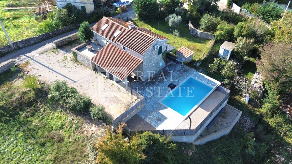 ISOLA DI KRK, DINTORNI DI MALINSKA - casa autoctona in pietra su un terreno con piscina