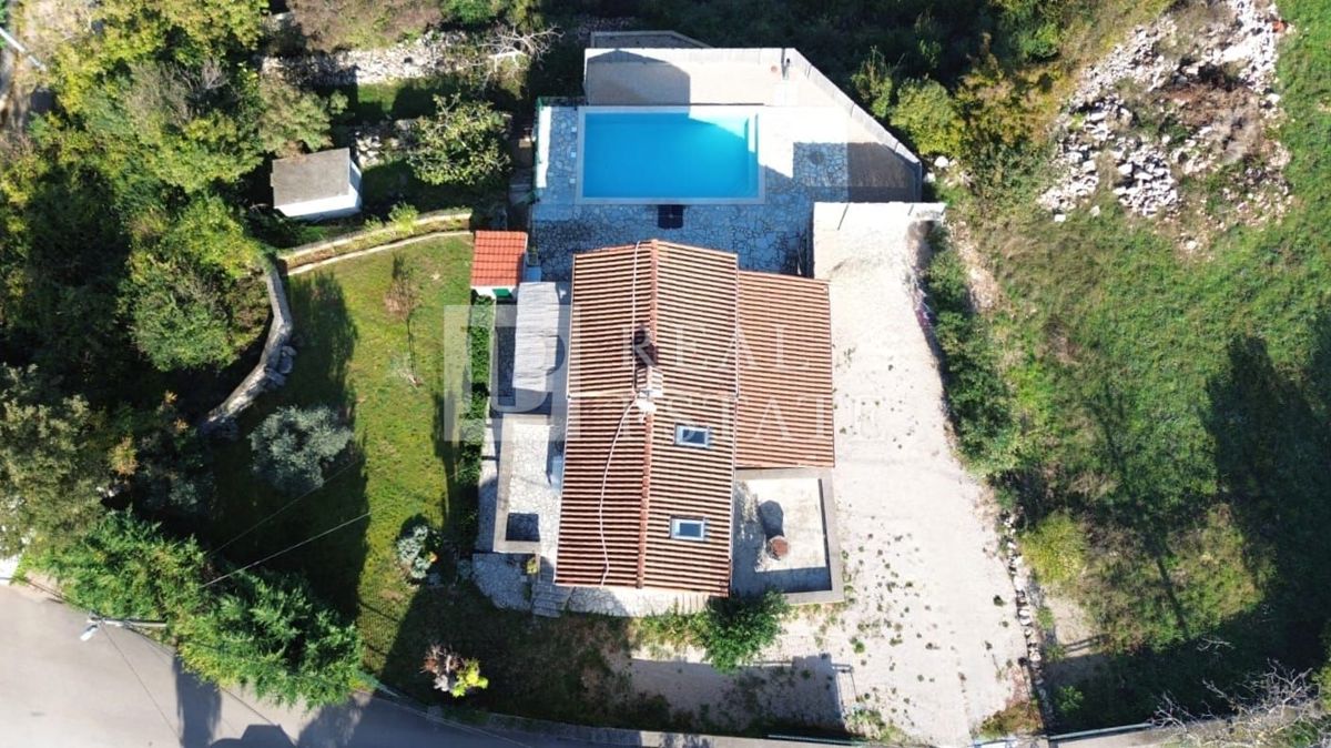 ISOLA DI KRK, DINTORNI DI MALINSKA - casa autoctona in pietra su un terreno con piscina