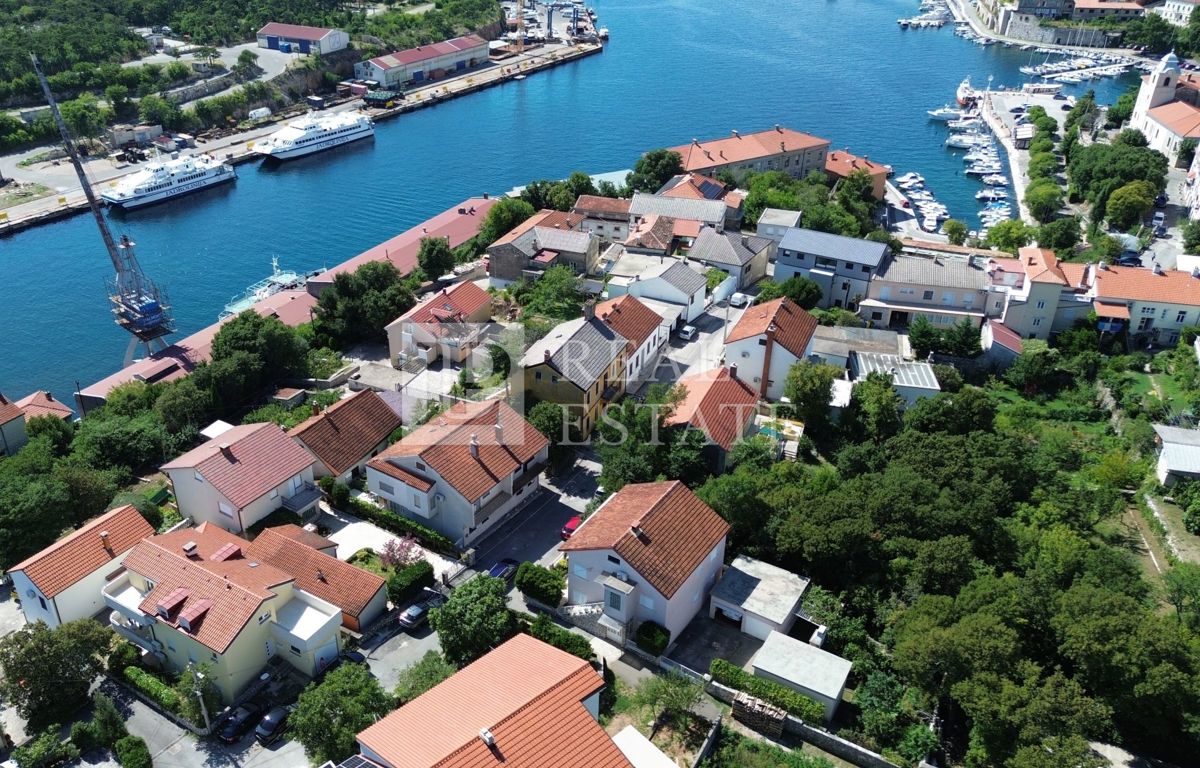 KRALJEVICA - VENDITA ESCLUSIVA - spaziosa casa con 4 appartamenti a 200 metri dal mare e dal centro