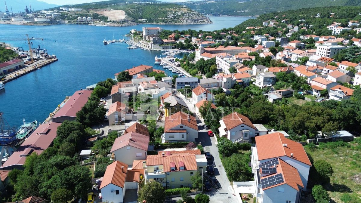 KRALJEVICA - VENDITA ESCLUSIVA - spaziosa casa con 4 appartamenti a 200 metri dal mare e dal centro