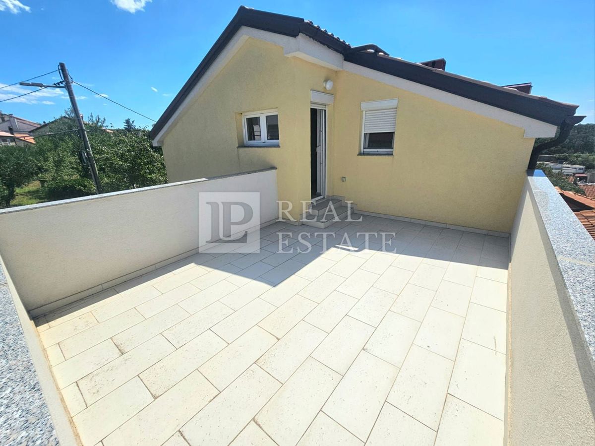 KRALJEVICA - VENDITA ESCLUSIVA - spaziosa casa con 4 appartamenti a 200 metri dal mare e dal centro