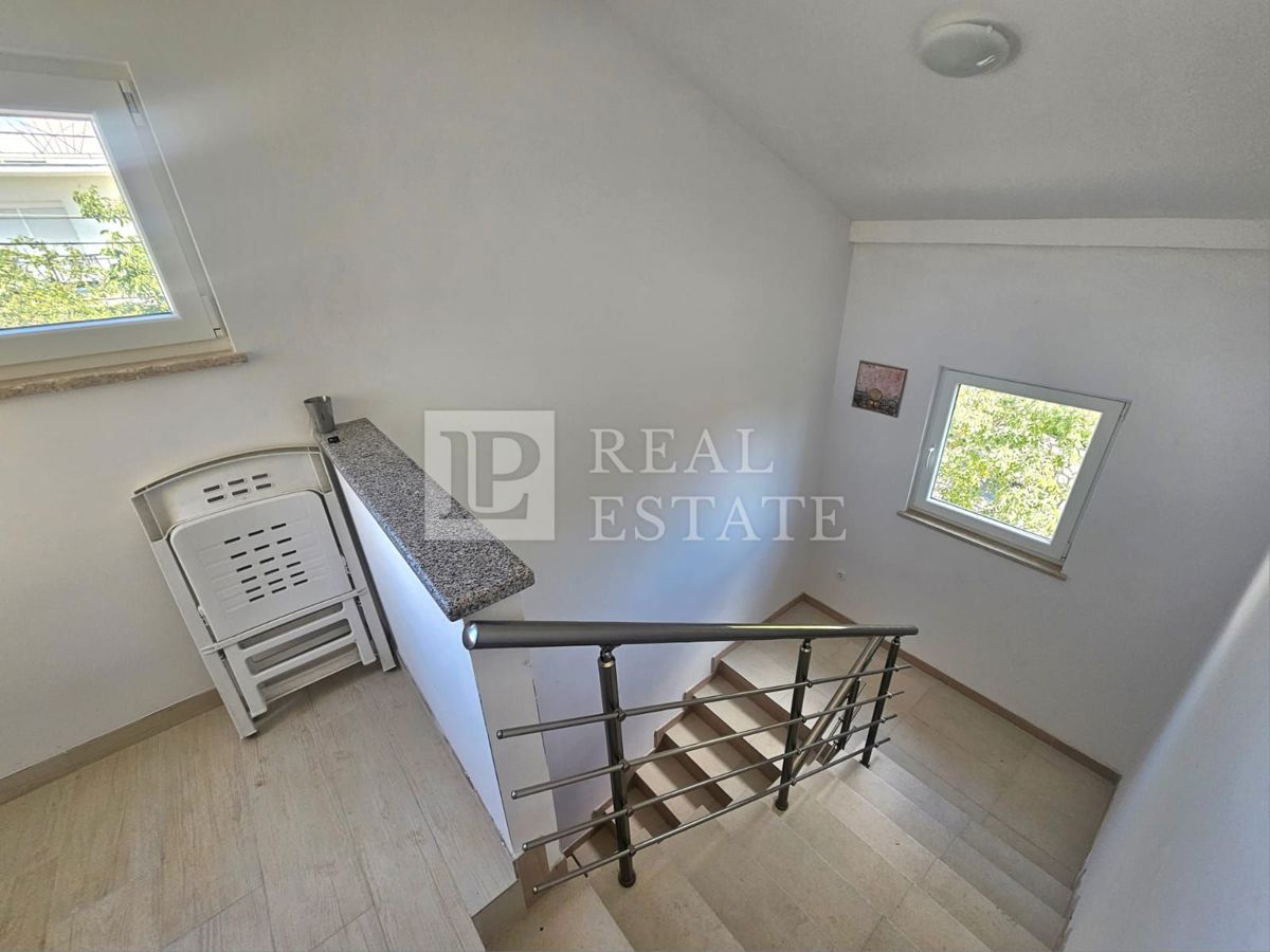 KRALJEVICA - VENDITA ESCLUSIVA - spaziosa casa con 4 appartamenti a 200 metri dal mare e dal centro