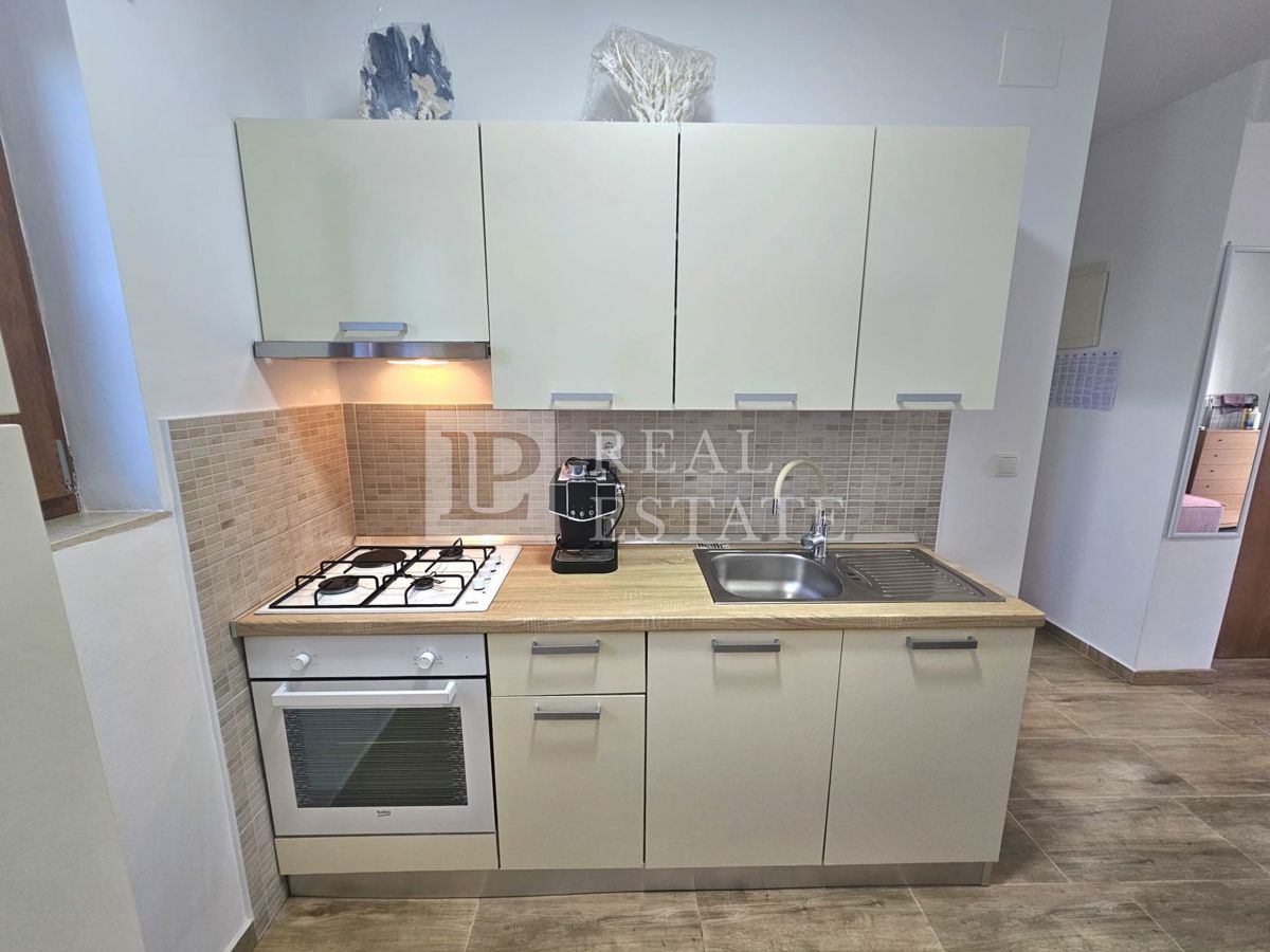 MALINSKA, ISOLA DI KRK - appartamento con una camera da letto arredato in stile moderno e con giardino