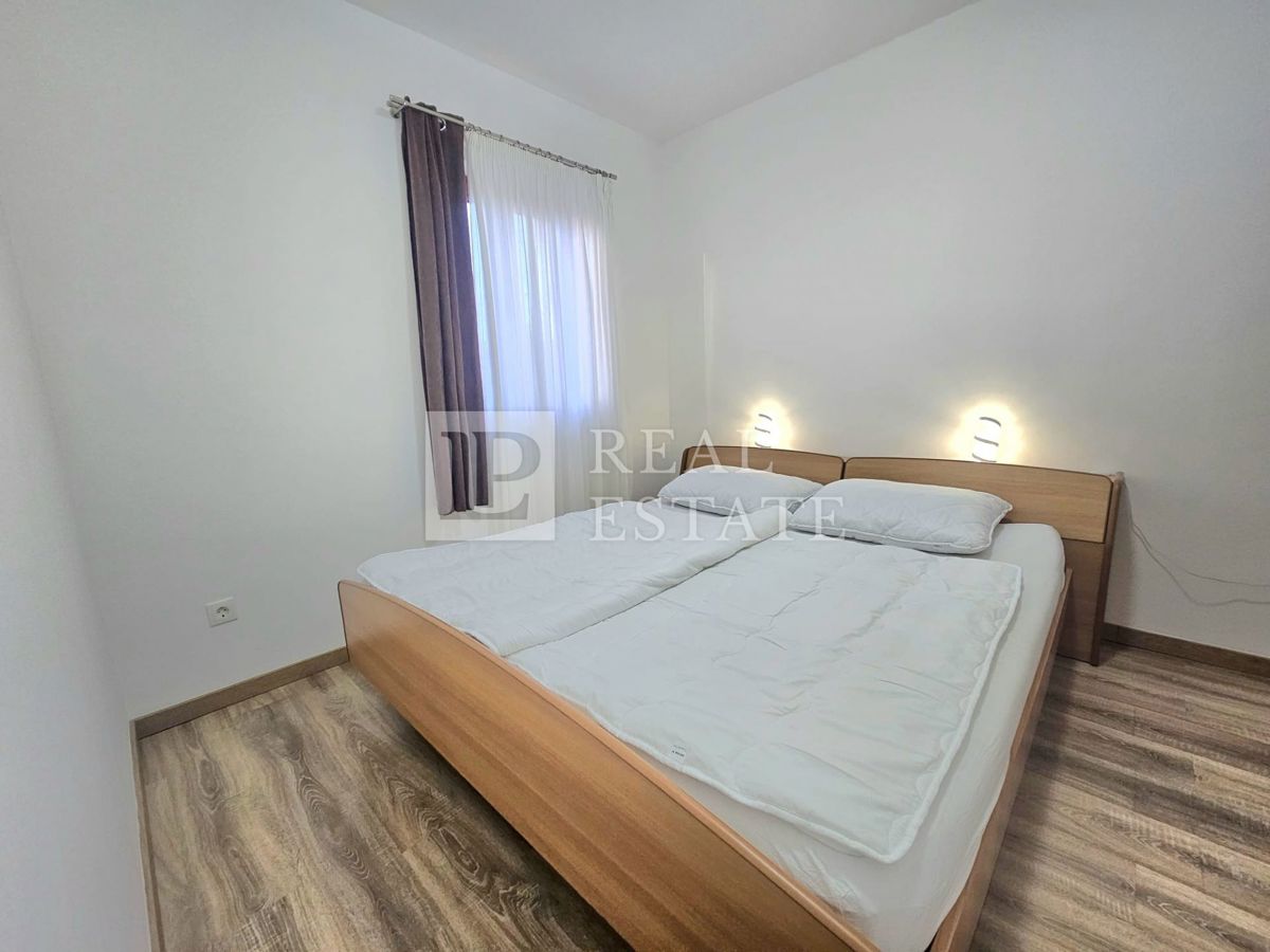 MALINSKA, ISOLA DI KRK - appartamento con una camera da letto arredato in stile moderno e con giardino