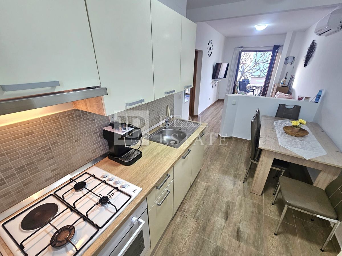 MALINSKA, ISOLA DI KRK - appartamento con una camera da letto arredato in stile moderno e con giardino