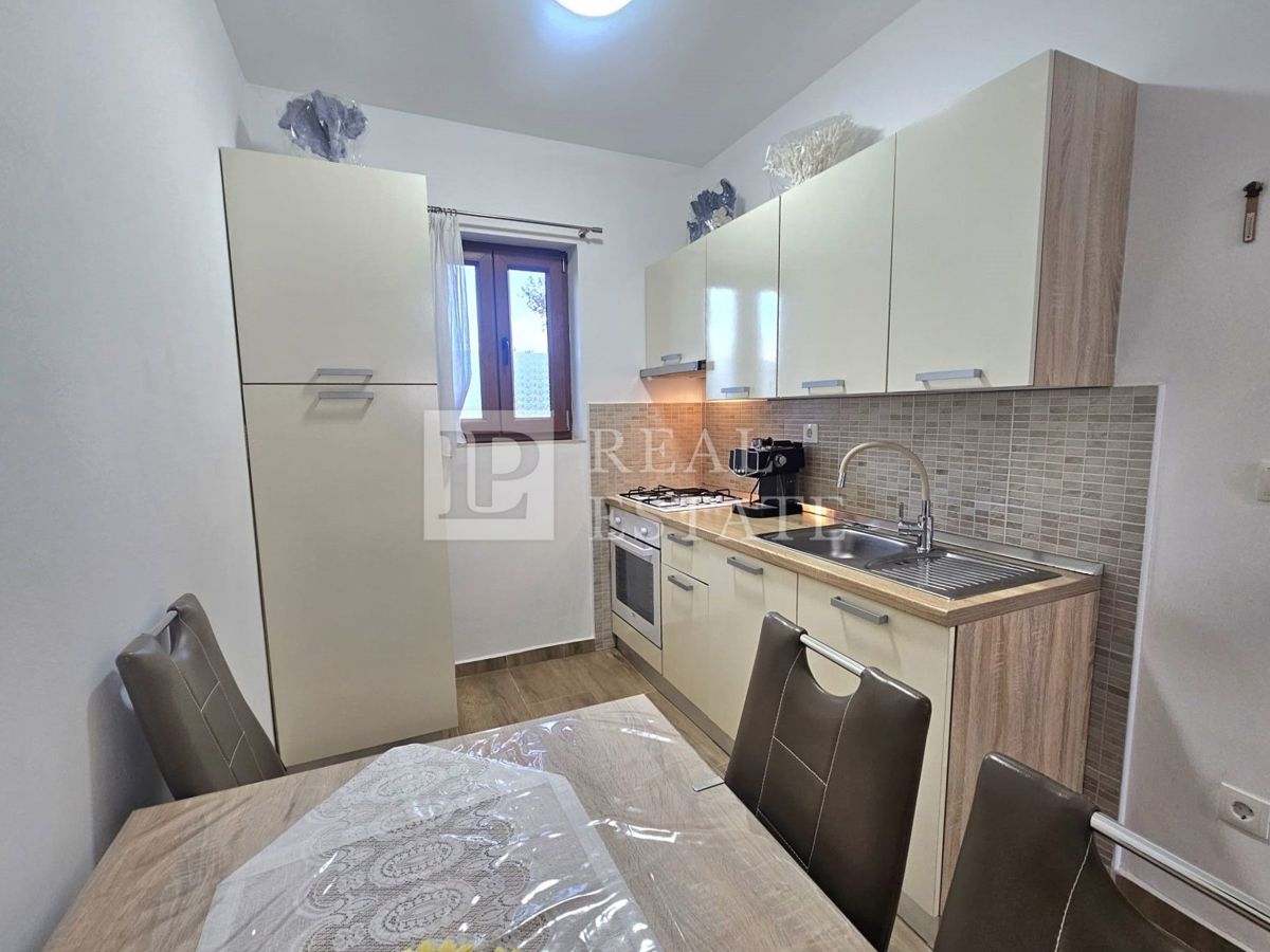 MALINSKA, ISOLA DI KRK - appartamento con una camera da letto arredato in stile moderno e con giardino