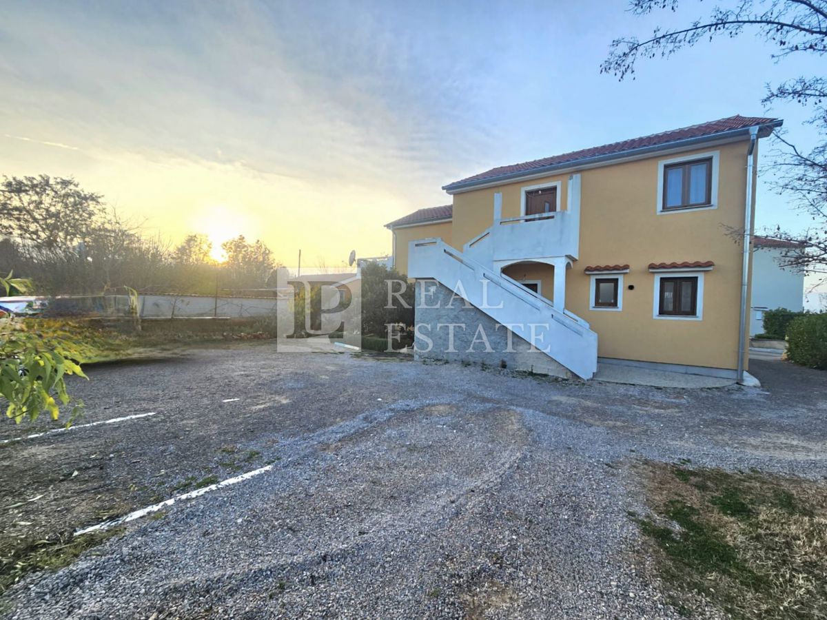 MALINSKA, ISOLA DI KRK - appartamento con una camera da letto arredato in stile moderno e con giardino