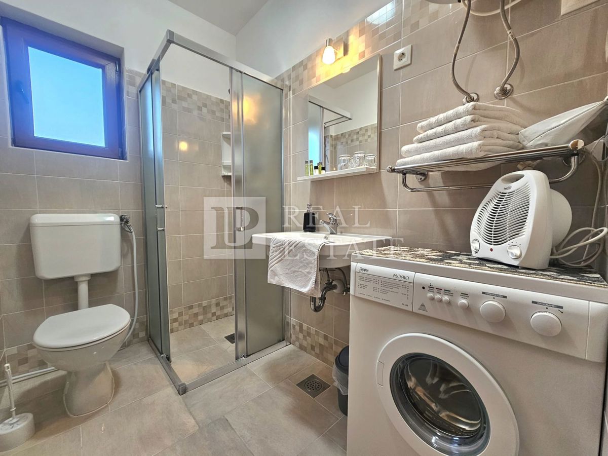 MALINSKA, ISOLA DI KRK - appartamento con una camera da letto arredato in stile moderno e con giardino