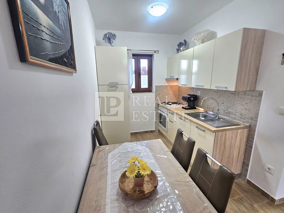 MALINSKA, ISOLA DI KRK - appartamento con una camera da letto arredato in stile moderno e con giardino