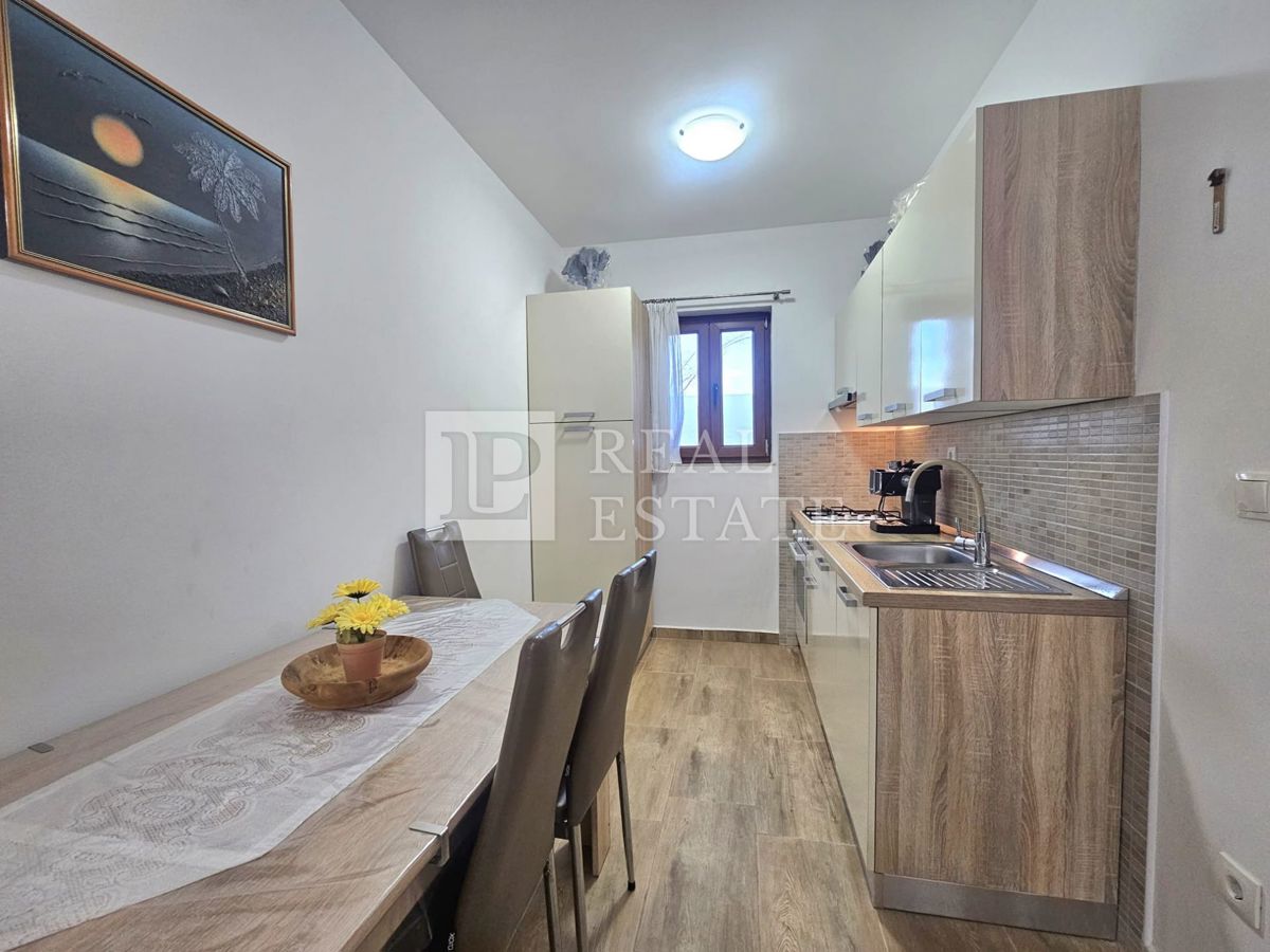 MALINSKA, ISOLA DI KRK - appartamento con una camera da letto arredato in stile moderno e con giardino