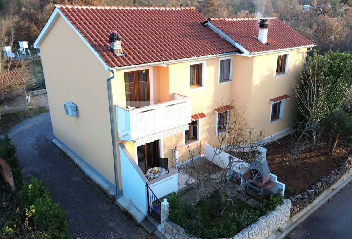 MALINSKA, ISOLA DI KRK - appartamento con una camera da letto arredato in stile moderno e con giardino