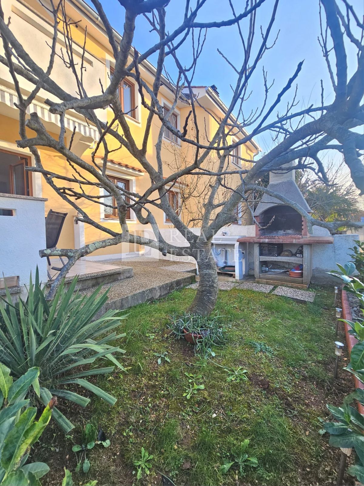 MALINSKA, ISOLA DI KRK - appartamento con una camera da letto arredato in stile moderno e con giardino