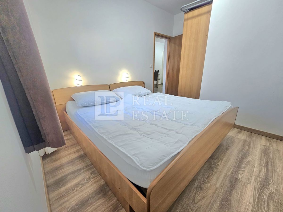 MALINSKA, ISOLA DI KRK - appartamento con una camera da letto arredato in stile moderno e con giardino