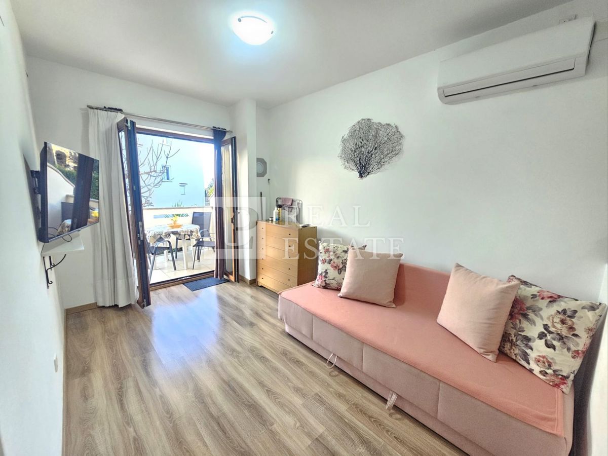 MALINSKA, ISOLA DI KRK - appartamento con una camera da letto arredato in stile moderno e con giardino