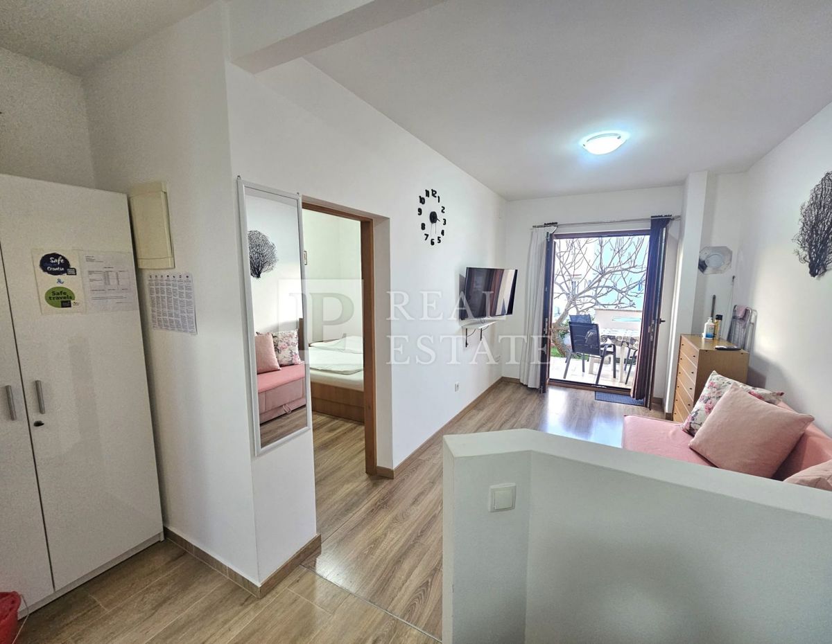 MALINSKA, ISOLA DI KRK - appartamento con una camera da letto arredato in stile moderno e con giardino