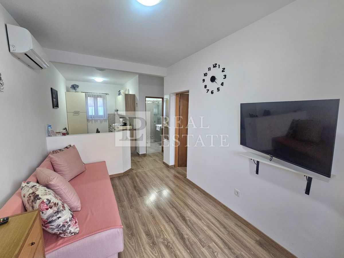 MALINSKA, ISOLA DI KRK - appartamento con una camera da letto arredato in stile moderno e con giardino