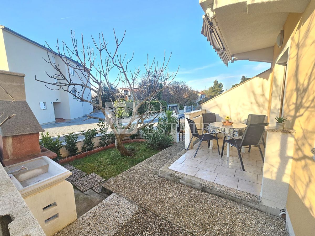 MALINSKA, ISOLA DI KRK - appartamento con una camera da letto arredato in stile moderno e con giardino