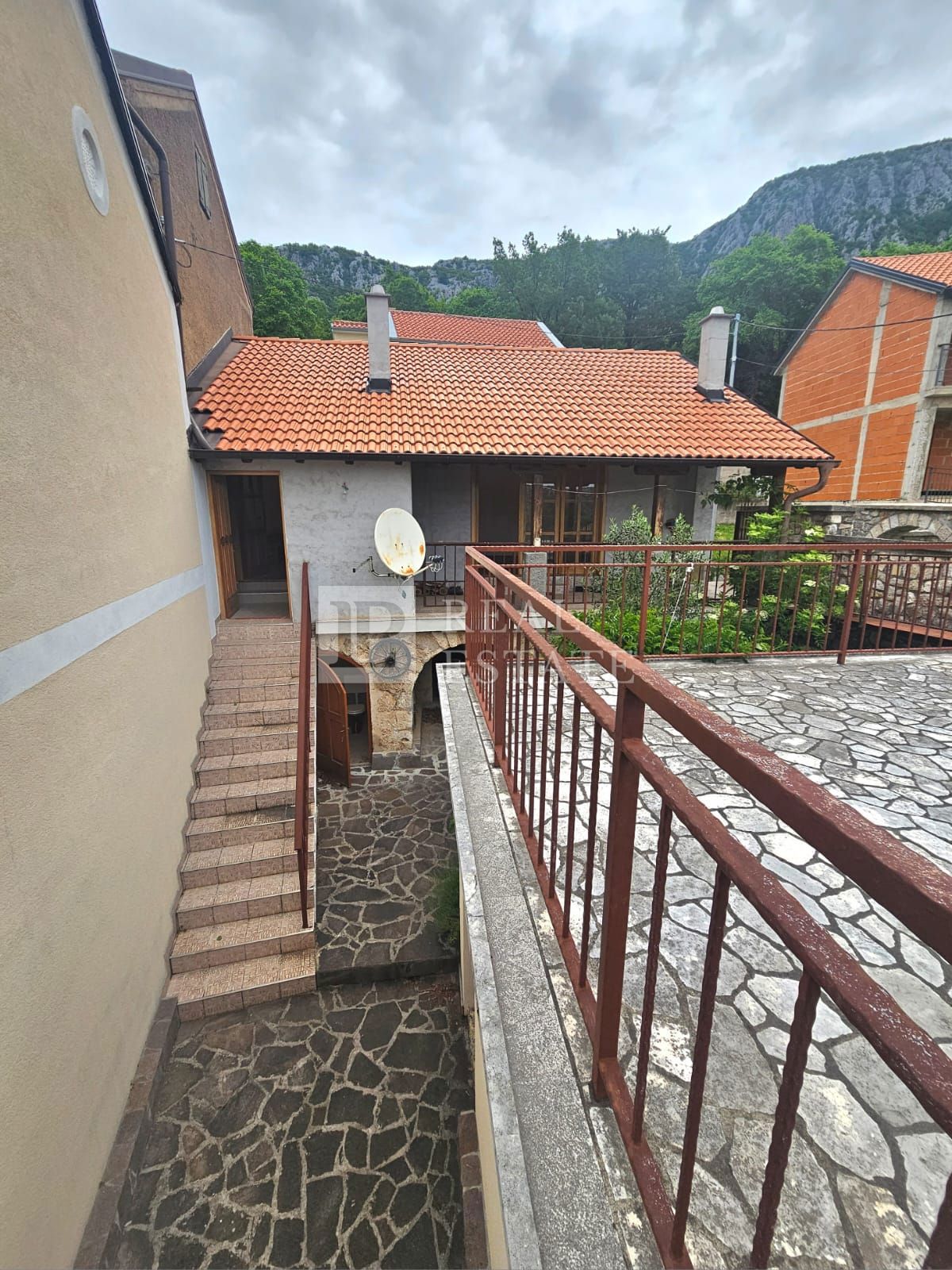 TRIBALJ - casa bifamiliare in posizione tranquilla