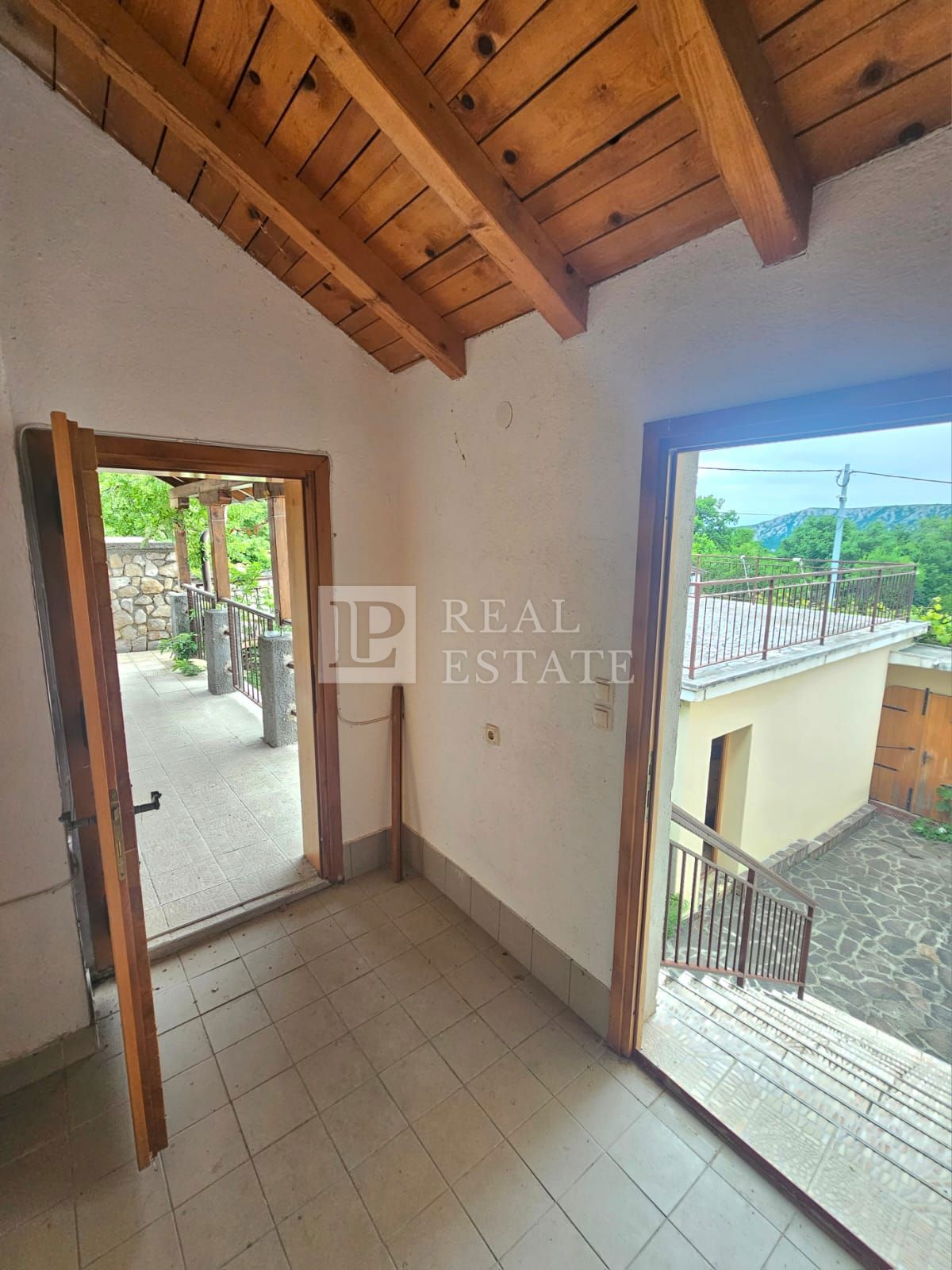 TRIBALJ - casa bifamiliare in posizione tranquilla