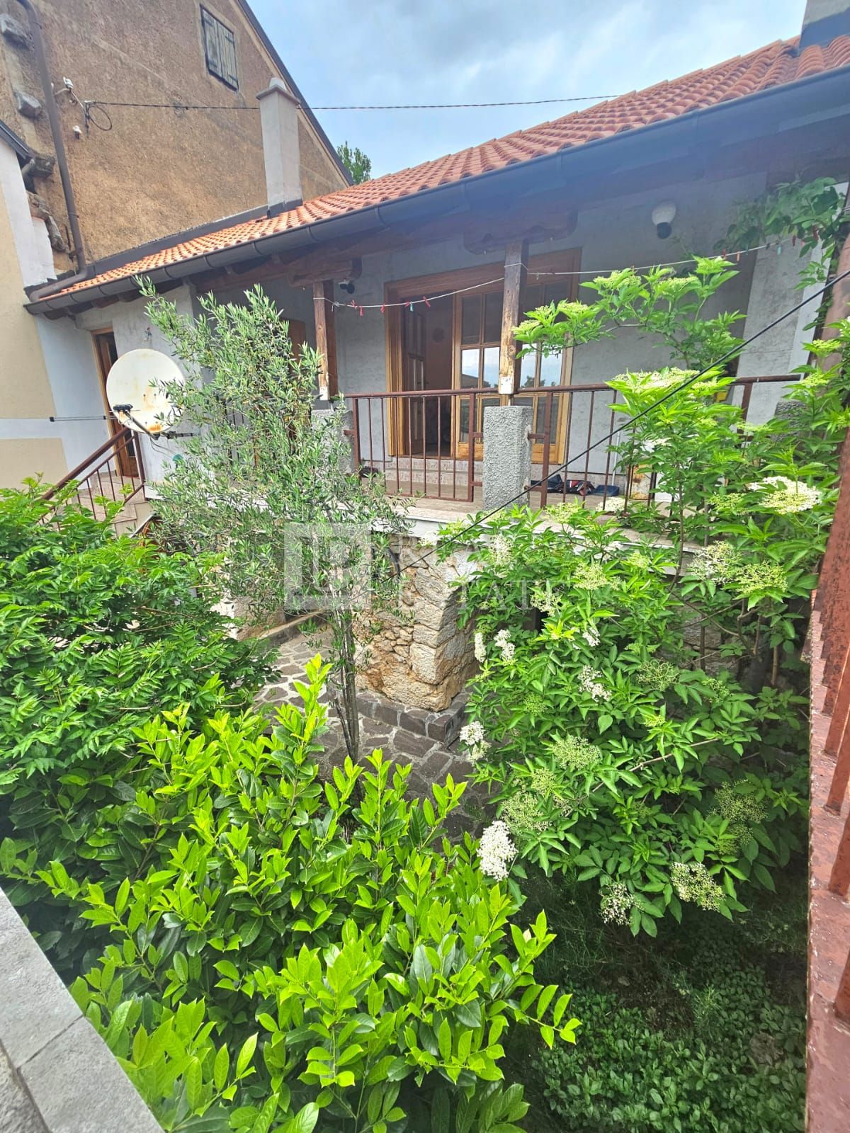 TRIBALJ - casa bifamiliare in posizione tranquilla