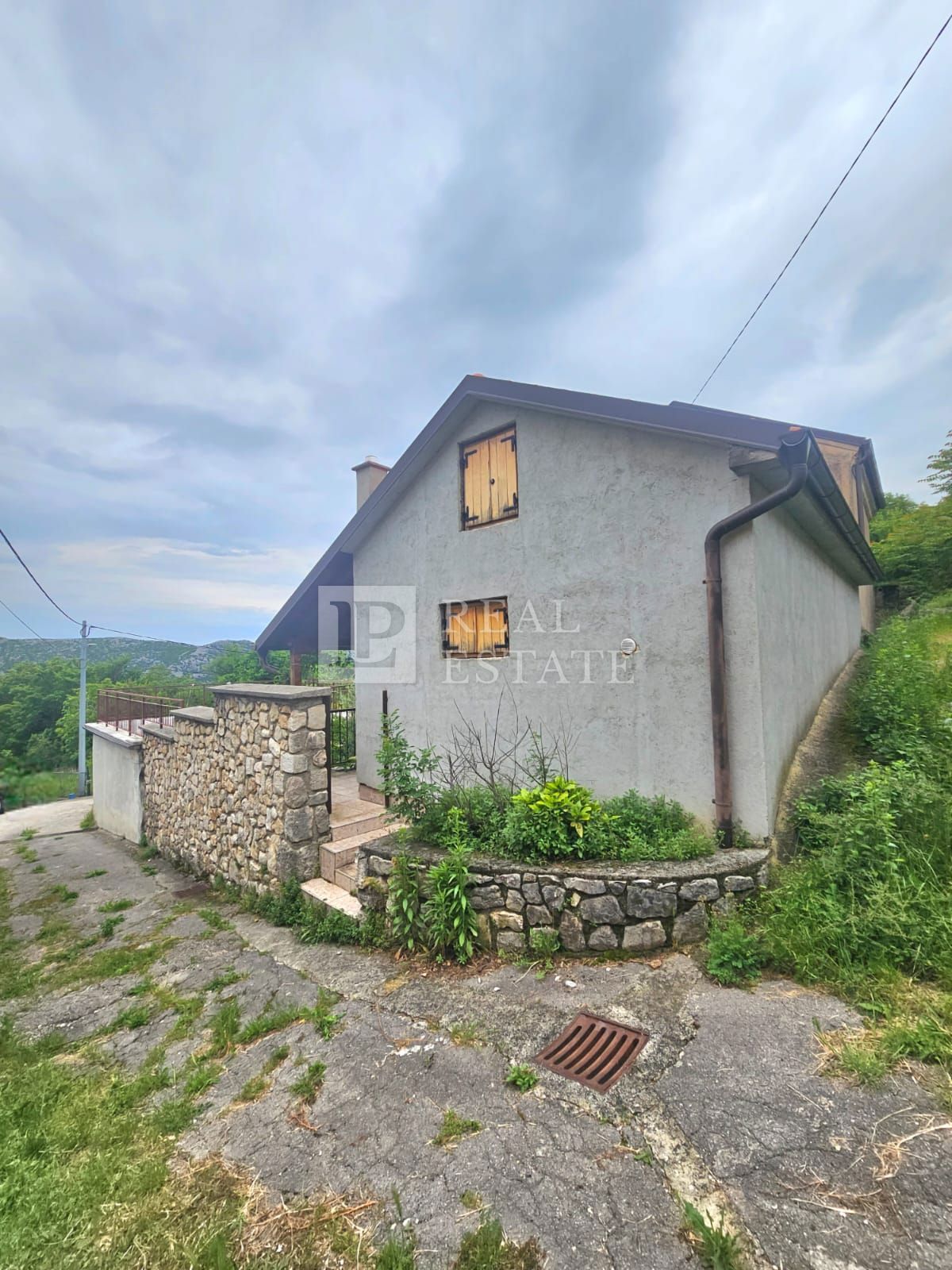 TRIBALJ - casa bifamiliare in posizione tranquilla