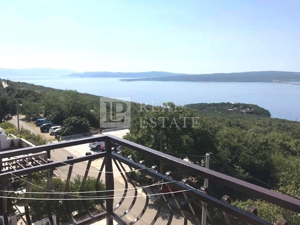 DRAMALJ - una casa con piscina e vista aperta sul mare