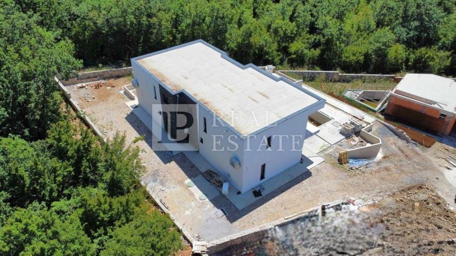 KRALJEVICA - nuova costruzione con piscina in una posizione eccezionale