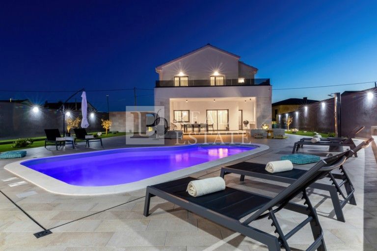 NOVI VINODOLSKI - villa lussuosamente arredata con piscina