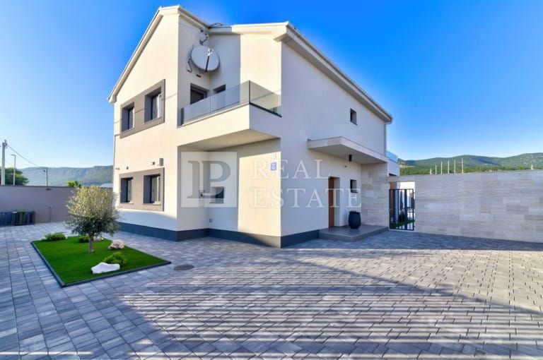 NOVI VINODOLSKI - villa lussuosamente arredata con piscina